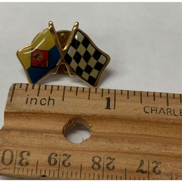 Vintage Boy Scout Pinewood Derby Gold Tone Enamel Racing Flag Lapel Pin - Picture 3 of 4